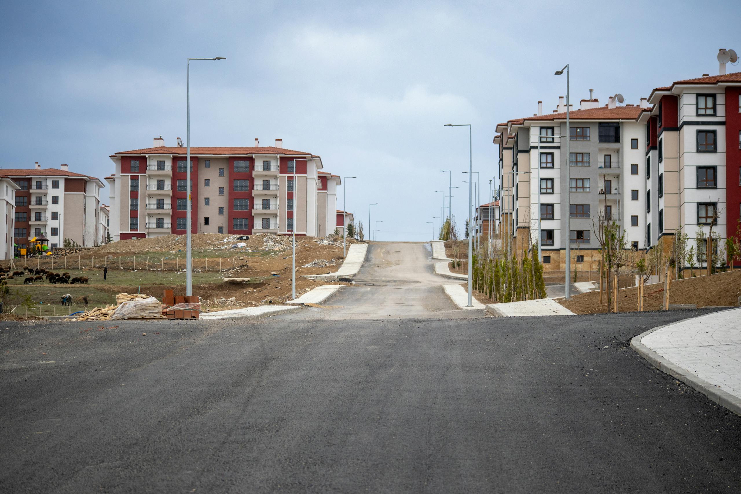 Newly constructed residential apartments in Palu, Elazığ, Türkiye, showcasing modern architecture.